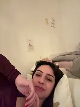 Prettylilgirll online show from May 15, 2026, 8:40 pm