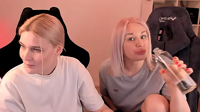 Snapshot of hotblonds chatting on March 14, 2025, 4:19 pm hotblonds online show from March 14, 2025, 4:19 pm