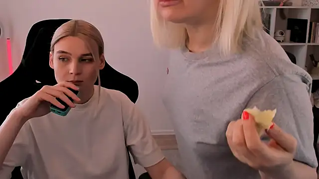 Snapshot of hotblonds chatting on March 10, 2025, 10:18 am hotblonds online show from March 10, 2025, 10:18 am