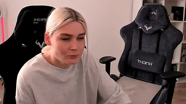 Snapshot of hotblonds chatting on February 23, 2025, 1:21 pm hotblonds online show from February 23, 2025, 1:21 pm