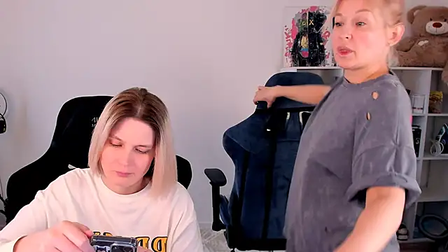 hotblonds online show from March 19, 2026, 11:43 am