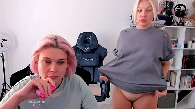 Snapshot of hotblonds chatting on October 9, 2025, 11:11 am hotblonds online show from October 9, 2025, 11:11 am