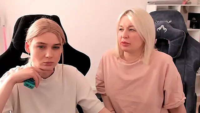 Snapshot of hotblonds chatting on March 7, 2025, 2:01 pm hotblonds online show from March 7, 2025, 2:01 pm