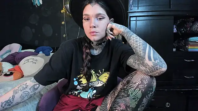 Snapshot of Lilmarieee chatting on November 19, 2025, 9:37 pm Lilmarieee online show from November 19, 2025, 9:37 pm