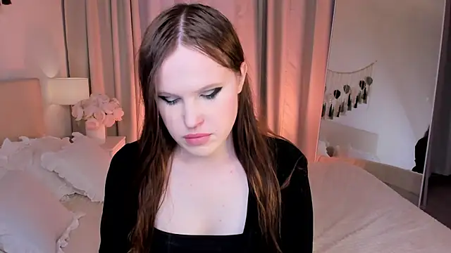 EffieMinki online show from June 18, 2026, 10:04 pm