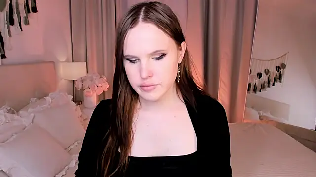 EffieMinki online show from June 19, 2026, 8:58 pm