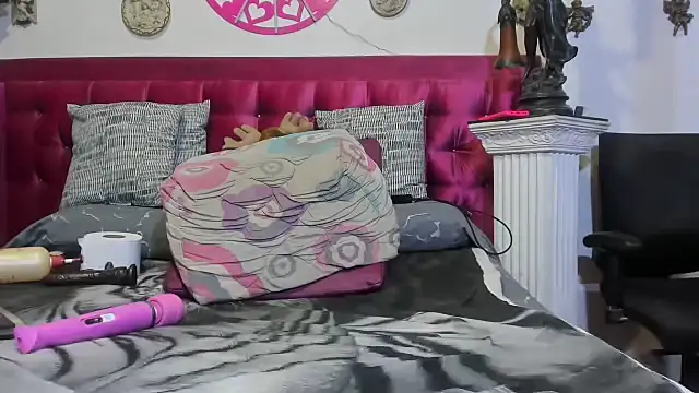 ArianaGoldd online show from May 25, 2026, 6:28 pm