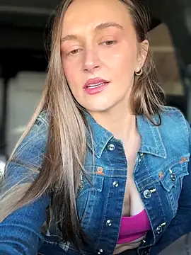 Snapshot of lunagirl13 chatting on October 27, 2025, 8:21 pm lunagirl13 online show from October 27, 2025, 8:21 pm