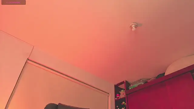 Snapshot of Laurent-Glass chatting on November 21, 2025, 4:55 am Laurent-Glass online show from November 21, 2025, 4:55 am