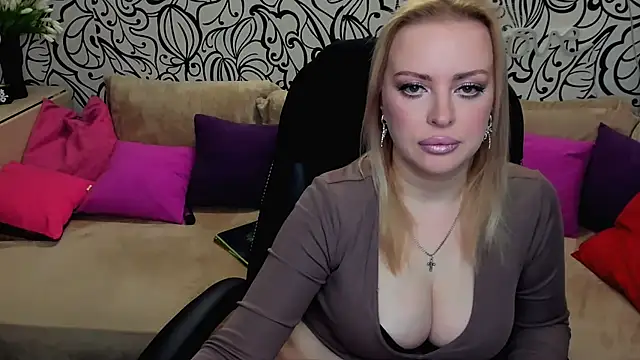 Hotdreamhere online show from April 24, 2026, 4:14 am