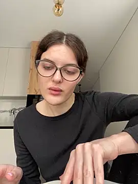little belucci online show from February 5, 2025, 12:27 pm