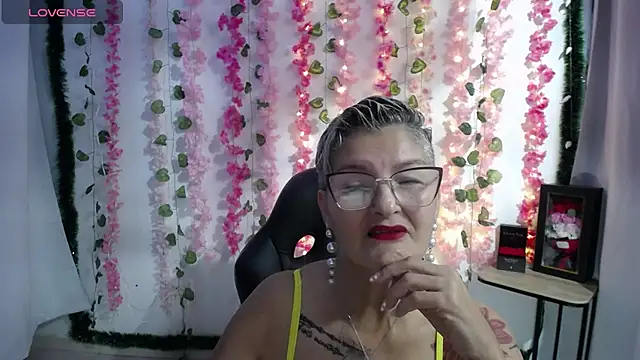 Snapshot of bety-cum2 chatting on February 12, 2025, 1:06 pm bety-cum2 online show from February 12, 2025, 1:06 pm