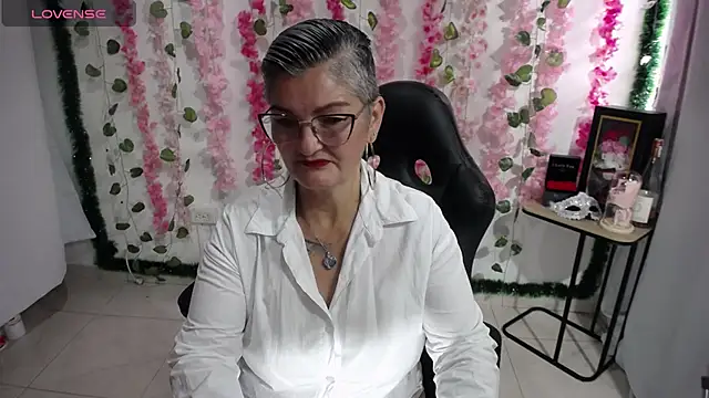 Snapshot of bety-cum2 chatting on March 3, 2025, 1:01 pm bety-cum2 online show from March 3, 2025, 1:01 pm