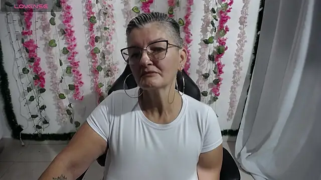 Snapshot of bety-cum2 chatting on February 6, 2025, 10:47 am bety-cum2 online show from February 6, 2025, 10:47 am