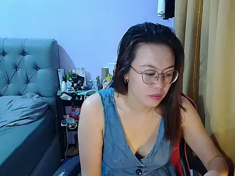 Snapshot of crizzybel chatting on June 17, 2026, 9:14 pm crizzybel online show from June 17, 2026, 9:14 pm