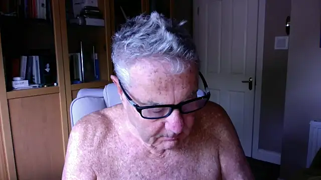 Snapshot of Oldpistolpete chatting on June 12, 2026, 9:40 am Oldpistolpete online show from June 12, 2026, 9:40 am