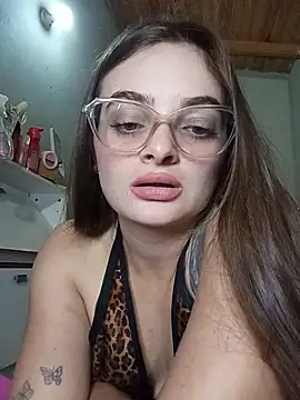 Snapshot of Emmacut chatting on August 7, 2026, 9:43 pm Emmacut online show from August 7, 2026, 9:43 pm