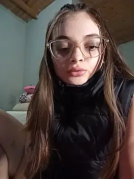 Snapshot of Emmacut chatting on July 5, 2026, 7:43 pm Emmacut online show from July 5, 2026, 7:43 pm