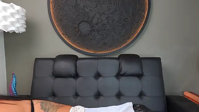 miss vaiolette online show from February 27, 2026, 11:10 am