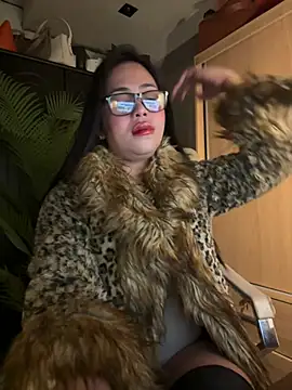 BigDominaMia online show from April 24, 2026, 3:08 am