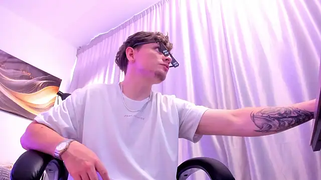 Snapshot of SALOME_F0X_ chatting on November 16, 2025, 12:43 pm SALOME F0X online show from November 16, 2025, 12:43 pm