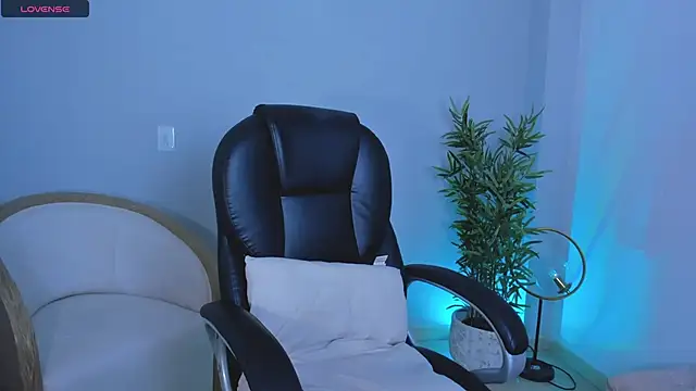 NiaBennet  online show from October 24, 2025, 9:25 pm