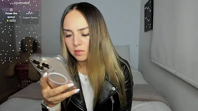 Snapshot of sophi_mooreno chatting on April 8, 2026, 1:29 am sophi mooreno online show from April 8, 2026, 1:29 am