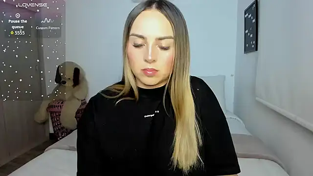 Snapshot of sophi_mooreno chatting on May 7, 2026, 12:26 am sophi mooreno online show from May 7, 2026, 12:26 am