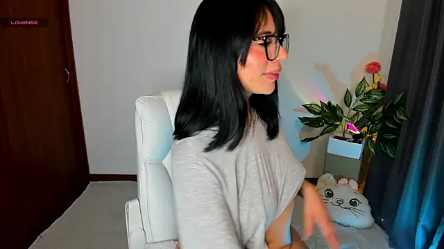 Snapshot of Silvanna-Moree chatting on April 7, 2026, 2:19 pm Silvanna-Moree online show from April 7, 2026, 2:19 pm