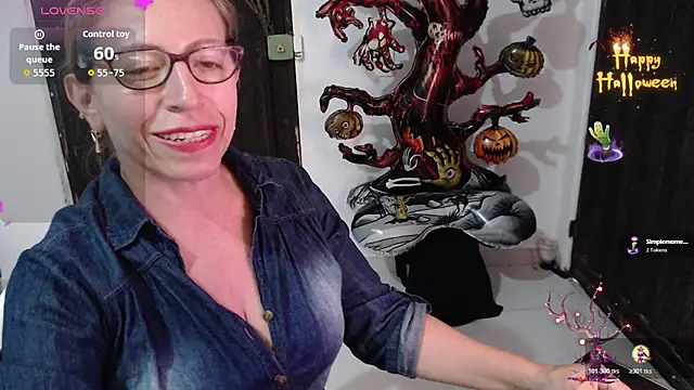 Chayla Ruiz online show from October 30, 2025, 9:44 pm