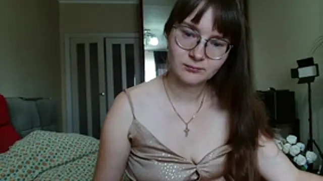 KiraGoldens online show from June 17, 2026, 6:24 am