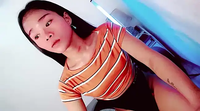 amomentoflust69 online show from December 6, 2024, 8:43 am