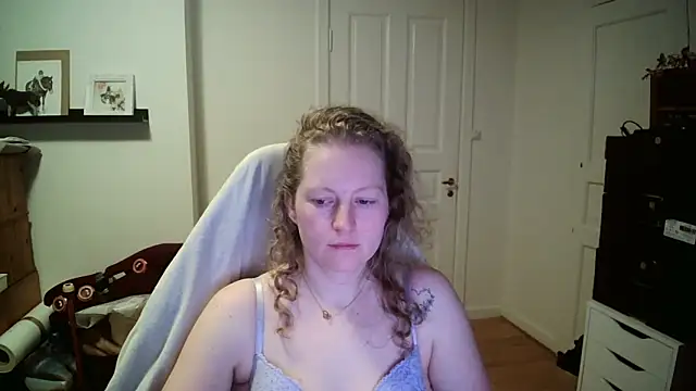 Girlnina-1995 online show from February 23, 2026, 10:10 pm