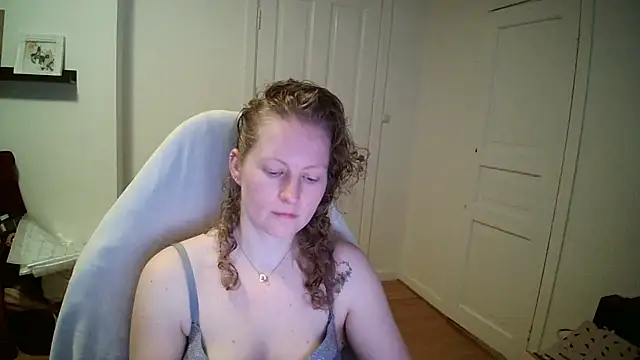 Girlnina-1995 online show from March 11, 2026, 9:36 am