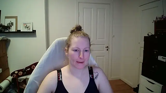 Girlnina-1995 online show from February 20, 2026, 9:44 am