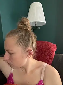 Snapshot of Girlnina-1995 chatting on October 28, 2025, 10:36 am Girlnina-1995 online show from October 28, 2025, 10:36 am