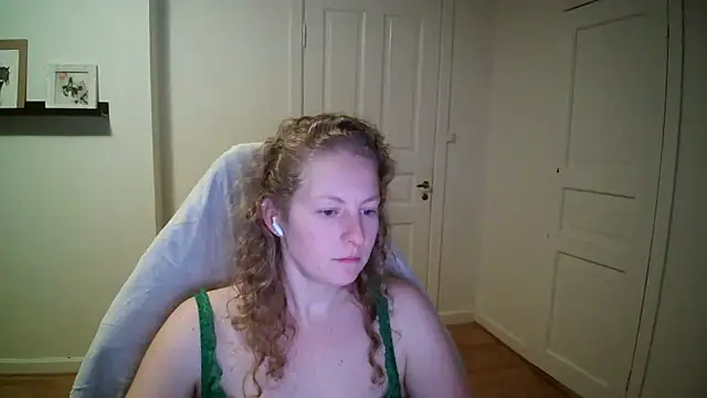 Snapshot of Girlnina-1995 chatting on November 3, 2025, 7:28 pm Girlnina-1995 online show from November 3, 2025, 7:28 pm