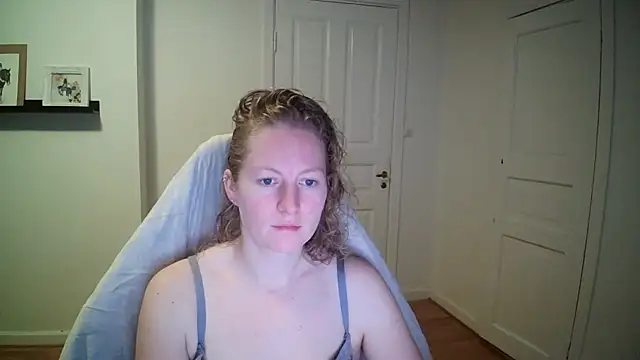 Snapshot of Girlnina-1995 chatting on October 31, 2025, 7:38 am Girlnina-1995 online show from October 31, 2025, 7:38 am