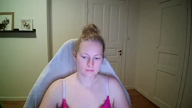 Snapshot of Girlnina-1995 chatting on October 28, 2025, 10:41 pm Girlnina-1995 online show from October 28, 2025, 10:41 pm