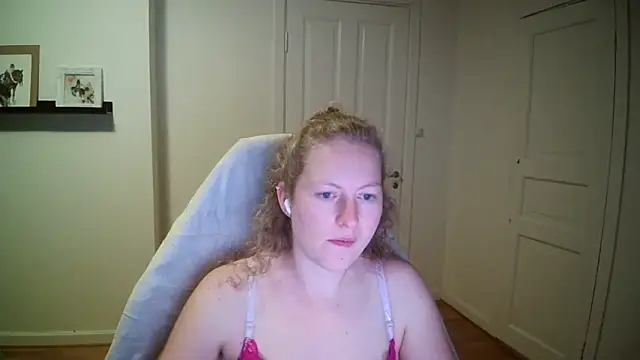 Snapshot of Girlnina-1995 chatting on October 13, 2025, 8:21 pm Girlnina-1995 online show from October 13, 2025, 8:21 pm