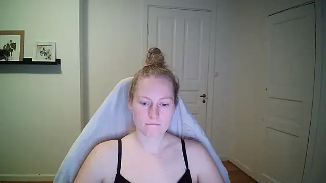 Snapshot of Girlnina-1995 chatting on October 21, 2025, 11:20 am Girlnina-1995 online show from October 21, 2025, 11:20 am