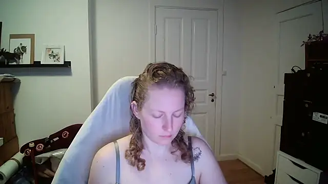 Girlnina-1995 online show from February 13, 2026, 9:09 am