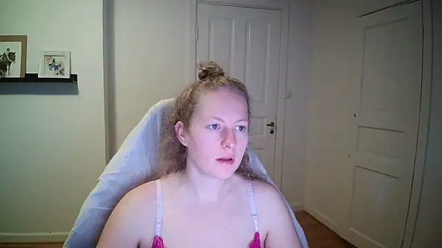 Snapshot of Girlnina-1995 chatting on October 13, 2025, 7:10 am Girlnina-1995 online show from October 13, 2025, 7:10 am