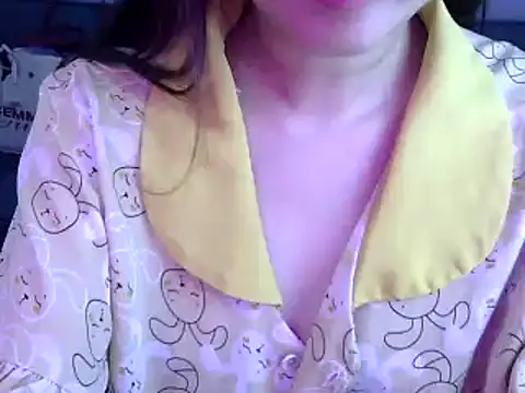 Snapshot of Bee_2k chatting on July 3, 2026, 4:30 am Bee 2k online show from July 3, 2026, 4:30 am