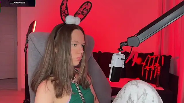 Snapshot of DivineBite chatting on October 27, 2025, 12:17 pm DivineBite online show from October 27, 2025, 12:17 pm