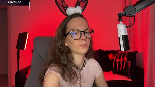 Snapshot of DivineBite chatting on October 10, 2025, 3:46 pm DivineBite online show from October 10, 2025, 3:46 pm