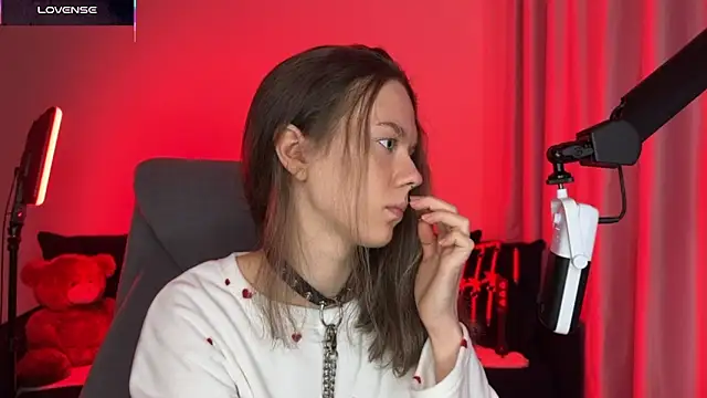 Snapshot of DivineBite chatting on November 1, 2025, 3:28 pm DivineBite online show from November 1, 2025, 3:28 pm