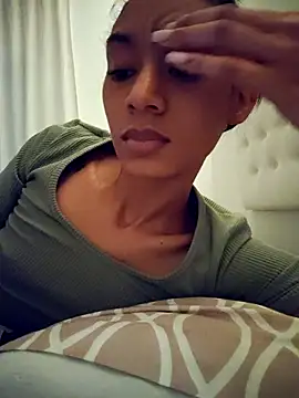 Snapshot of Leaberry chatting on December 5, 2025, 1:49 am Leaberry online show from December 5, 2025, 1:49 am