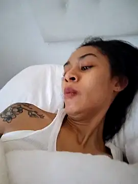 Snapshot of Leaberry chatting on November 9, 2025, 11:47 am Leaberry online show from November 9, 2025, 11:47 am