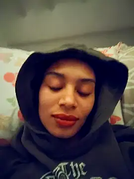 Snapshot of Leaberry chatting on November 28, 2025, 4:45 am Leaberry online show from November 28, 2025, 4:45 am